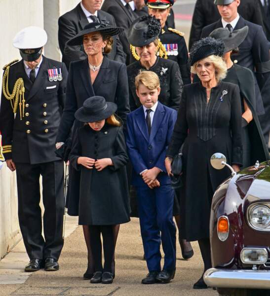 Cérémonie funèbre en la Chapelle Saint-George pour les funérailles d'Etat de la reine Elizabeth II : Kate Middleton, la princesse Charlotte, le prince George, la reine consort Camilla Parker-Bowles et Sophie de Wessex