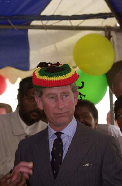 En 2000, le Prince Charles (48 ans) devenu le Roi Charles III d'Angleterre porte un chapeau Rastafari durant sa visite de Trenchton en Jamaïque.