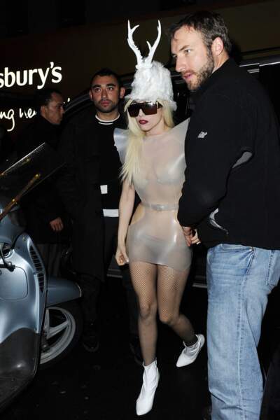 Lady Gaga se rend à son hôtel londonien, en décembre 2009