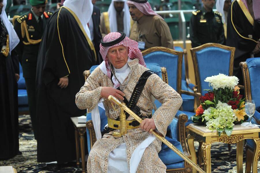 En 2014, le Prince Charles (63 ans) devenu le Roi Charles III d'Angleterre porte l'habit traditionnel saoudien lors de sa visite en Arabie Saoudite.