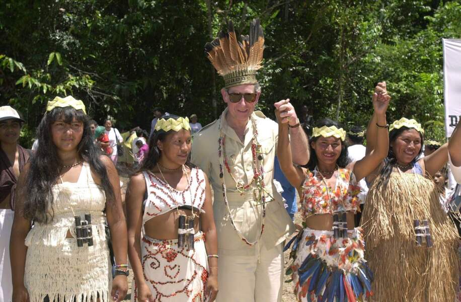 En 2000, le Prince Charles (48 ans) devenu le Roi Charles III d'Angleterre couronné tel un chef Indien lors de sa visite à Surama en Guyane.
