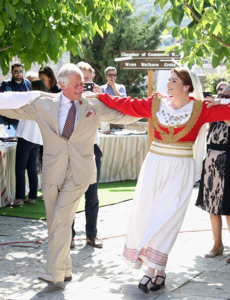 En 2018, le Prince Charles (68 ans) devenu le Roi Charles III d'Angleterre participe aux danses traditionnelles grecques en Crète.
