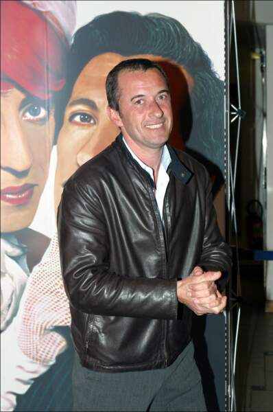 Christophe Dechavanne relance sa carrière télévisuelle et anime l'émission de téléréalité Nice People sur TF1 en 2003 (45 ans)