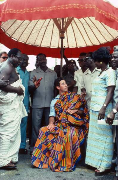En 1977, le Prince Charles (25 ans) devenu le Roi Charles III d'Angleterre porte une tenue tribale lors de sa visite chez la tribu Ashanti au Ghana.