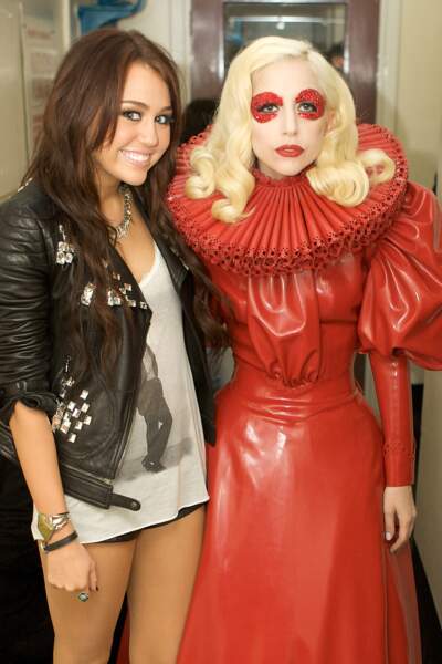 Miley Cyrus et Lady Gaga se produisent pour la reine Elizabeth II à Blackpool en Angleterre, en décembre 2009