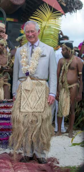 En 2018, le Prince Charles (68 ans) devenu le Roi Charles III d'Angleterre porte une tenue en paille lors de sa visite à Vanuatu.