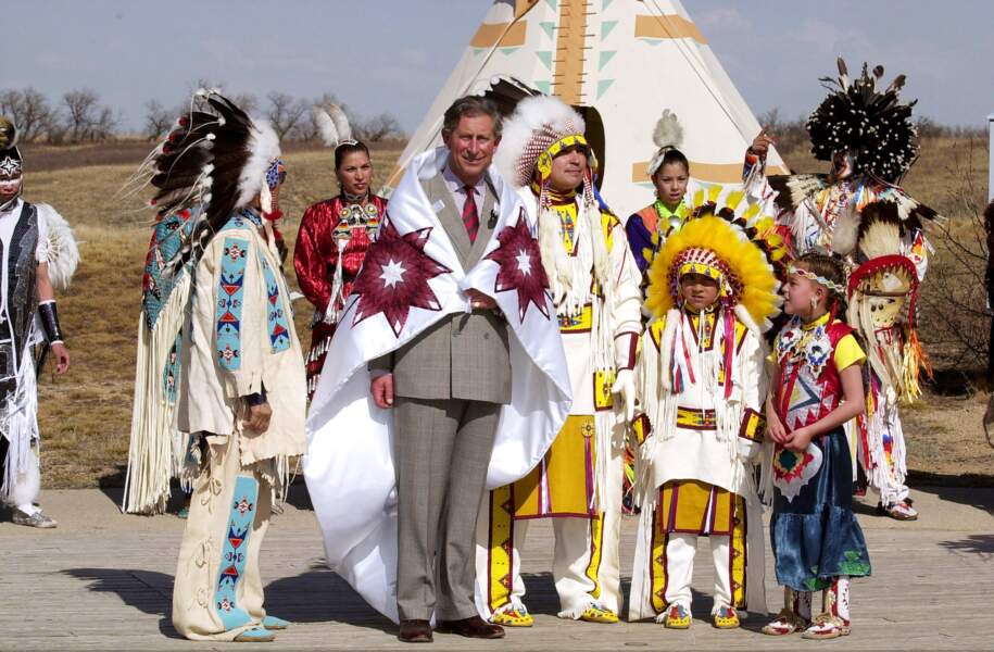 En 1977, le Prince Charles (25 ans) devenu le Roi Charles III d'Angleterre rencontre plusieurs tribus amérindiennes lors de sa visite de Saskatoon au Canada.