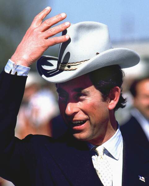 En 1986, le Prince Charles (34 ans) devenu le Roi Charles III d'Angleterre porte un chapeau de cowby lors de sa visite à Dallas au Texas.