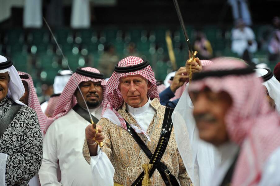 En 2014, le Prince Charles (63 ans) devenu le Roi Charles III d'Angleterre participe à la danse traditionnelle saoudienne en tenue traditionnelle.