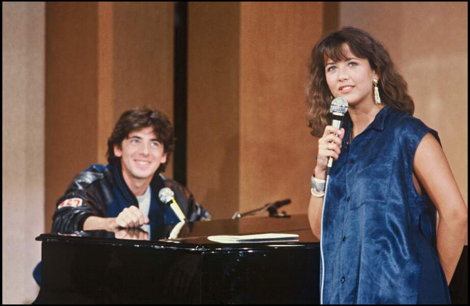 En 1985, Patrick Bruel chante en duo avec Sophie Marceau sur un plateau télé