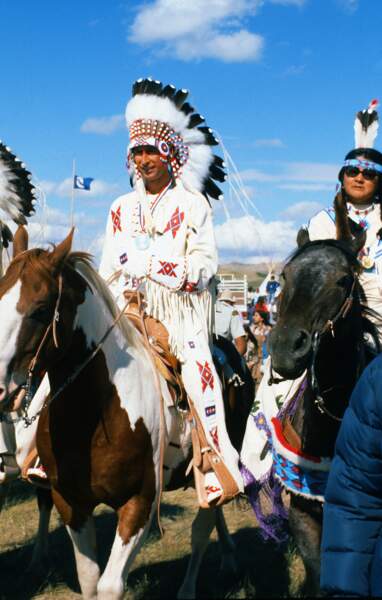 En 1977, le Prince Charles (25 ans) devenu le Roi Charles III d'Angleterre est nommé Chef indien Red Crow de la nation Blackfeet lors de sa visite au Canada.