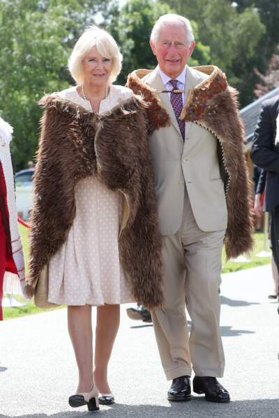 En 2019, le Prince Charles (69 ans) devenu le Roi Charles III d'Angleterre et la Duchesse de Cornouailles portent un habit traditionnel lors de leur visite en Nouvelle Zélande.