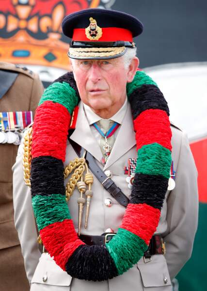 En 2019, le Prince Charles (69 ans) devenu le Roi Charles III d'Angleterre porte une écharpe traditionnelle népalaise lors de sa visite des troupes à Folkestone.