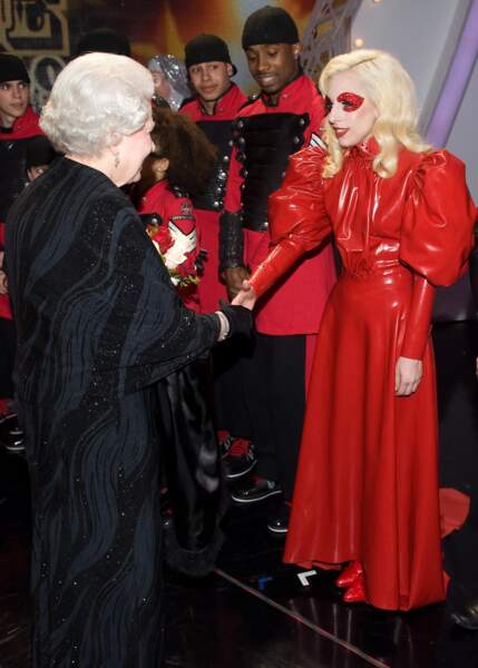 Lady Gaga rencontre la reine Elizabeth II à Blackpool, Royaume-Uni, en décembre 2009