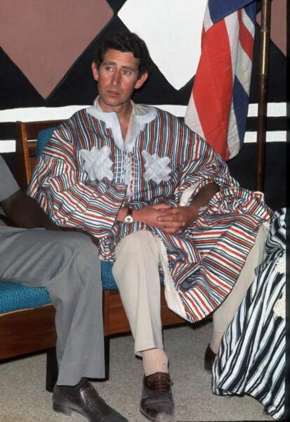 En 1977, le Prince Charles (25 ans) devenu le Roi Charles III d'Angleterre porte la tenue traditionnelle de la tribu Ashanti lors de sa visite à Kumasi au Ghana. 