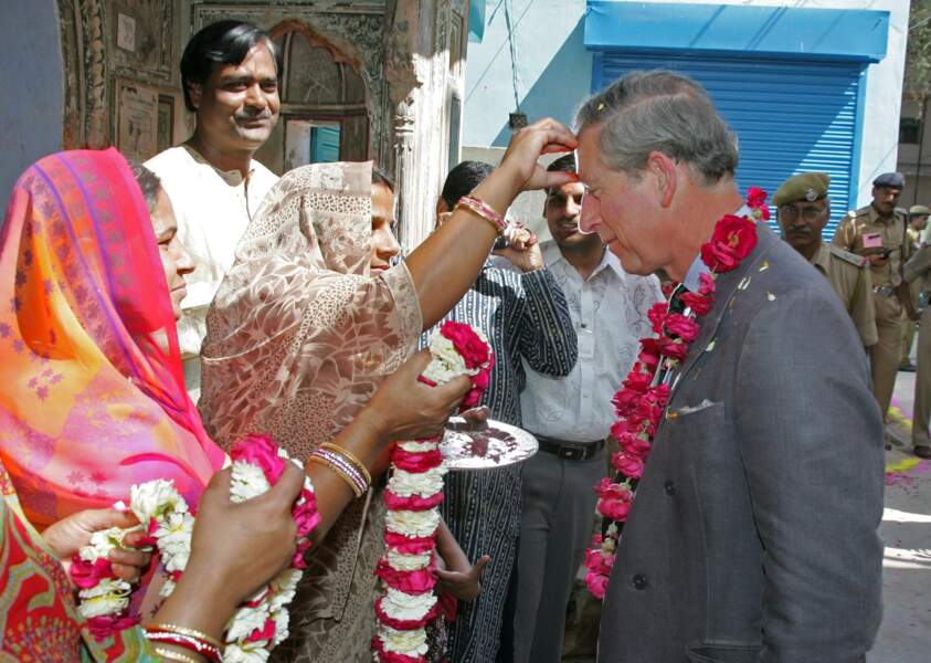 En 2006, le Prince Charles (54 ans) devenu le Roi Charles III d'Angleterre reçoit la marque tilak lors de sa visite de Jaipur en Inde.