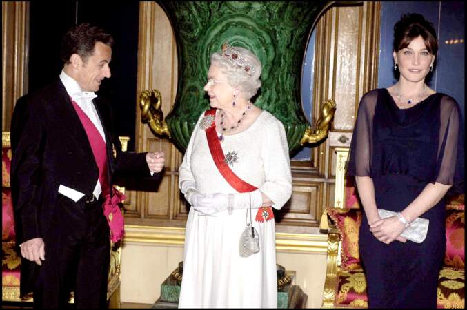 La musicienne rend visite à la reine Elizabeth II en 2008