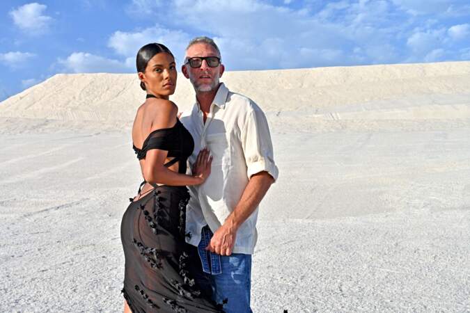 En 2022, Vincent Cassel (55 ans) prend la pose avec sa femme Tina Kunakey lors du défilé Jacquemus intitulé Le papier au Salin-de-Giraud