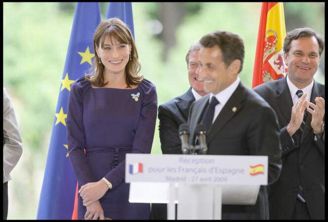 Carla Bruni accompagne l'ex-président de la République dans ses visites officielles