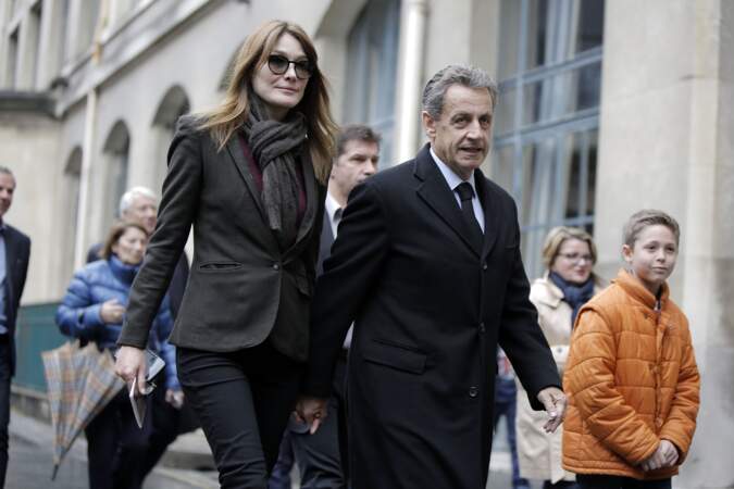 En 2017, Nicolas Sarkozy et son épouse Carla Bruni se rendent dans un bureau de vote à Paris