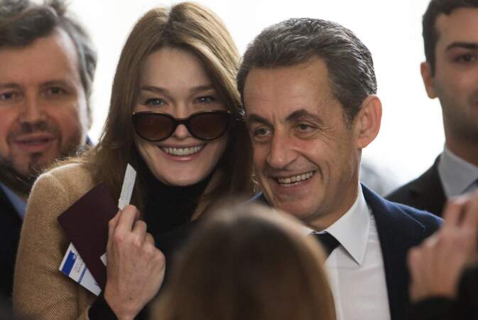 En 2015, Nicolas Sarkozy et Carla Bruni affichent des sourires radieux lors des élections régionales