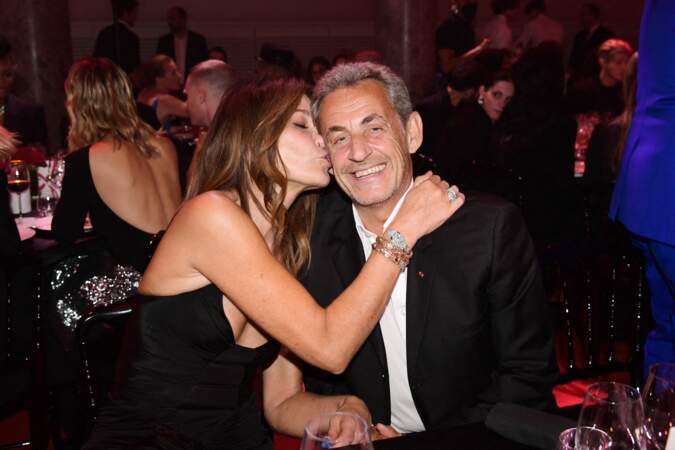 En 2022, Nicolas Sarkozy reçoit un tendre baiser de son épouse Carla Bruni lors d'un gala Sidaction au Pavillon Cambon Capucines