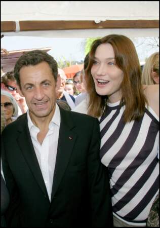 En 2009, Nicolas Sarkozy et Carla Bruni-Sarkozy affichent des sourires rayonnants lors d'une course hippique