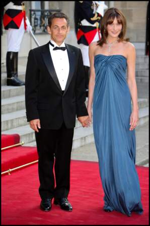 En 2009, Nicolas Sarkozy et Carla Bruni posent en tenue de soirée lors d'un dîner à l'Elysée