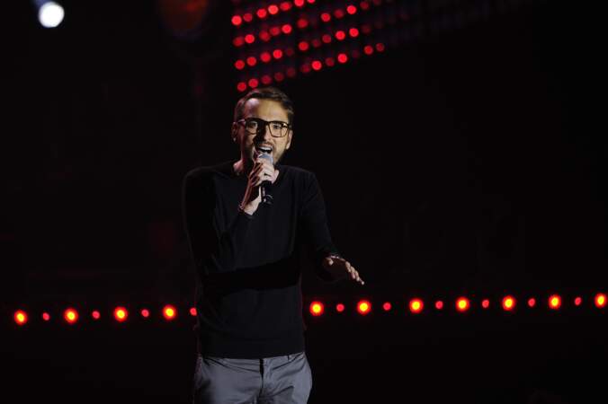 En 2014, Christophe Willem (32 ans) chante pour l'émission Les Copains d'Abord présentée par Omar Sy