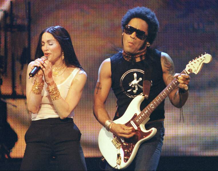 Madonna et Lenny Kravitz sur la scène des MTV awards en 1998 : une liaison sulfureuse mais de courte durée