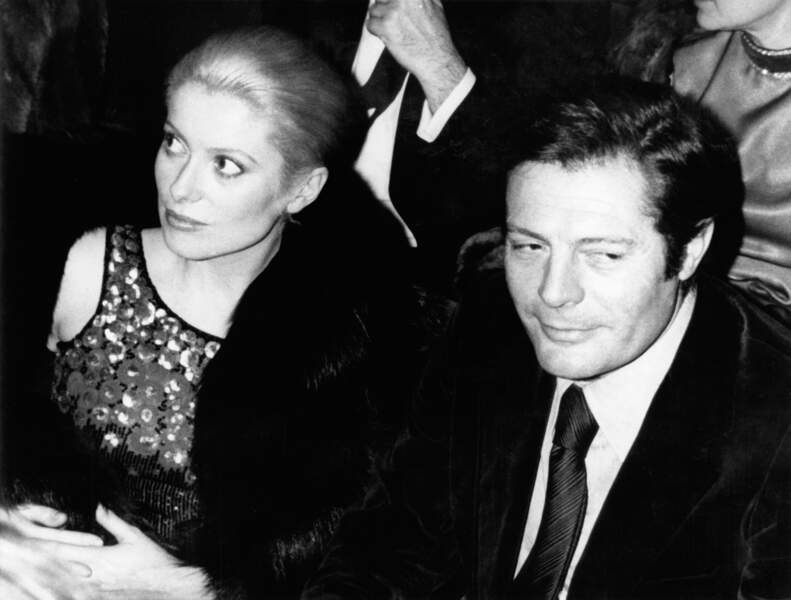 En 1970, Catherine Deneuve, 26 ans, invitée à dîner chez Roman Polanski rencontre Marcello Mastroianni. Et entre le bel Italien et l'icône française l'alchimie opère