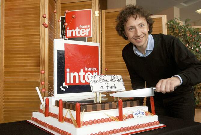 En parallèle, il prend les commandes de l'émission Le Fou du roi sur France Inter entre 2000 et 2011, à l'âge de 37 ans