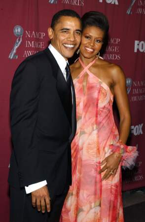 Barack Obama et Michelle Obama sont parents de deux filles : Malia Ann (née en 1998) et Sasha (née en 2001). Sur cette photo prise à Los Angeles en 2005, la femme de l'ancien président des États-Unis a 41 ans. Cette même année, elle exerce au poste de vice-présidente des affaires externes de l’université de médecine de Chicago