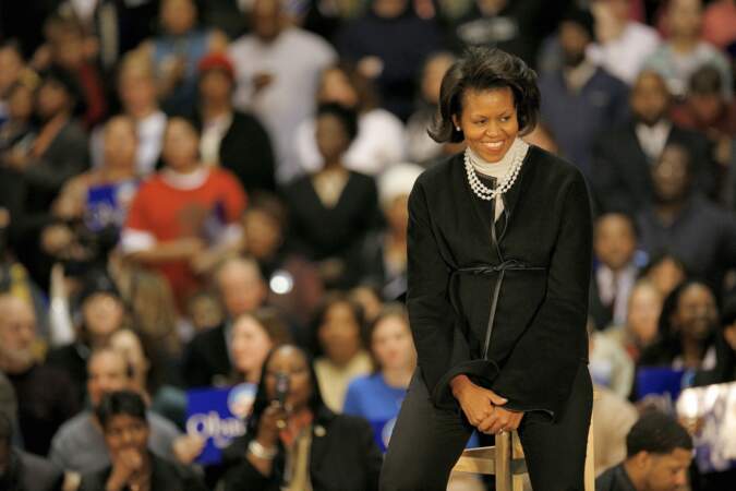En 2007, le magazine américain Vanity Fair classe Michelle Obama (43 ans) parmi les dix personnes les mieux habillées du monde