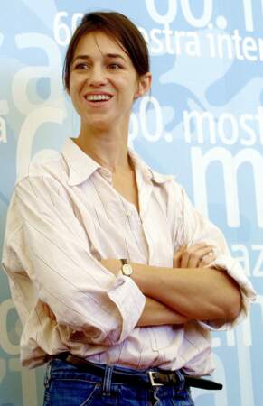 En 2003, Charlotte Gainsbourg (32 ans), devient l'égérie de la marque Gerard Darel. 