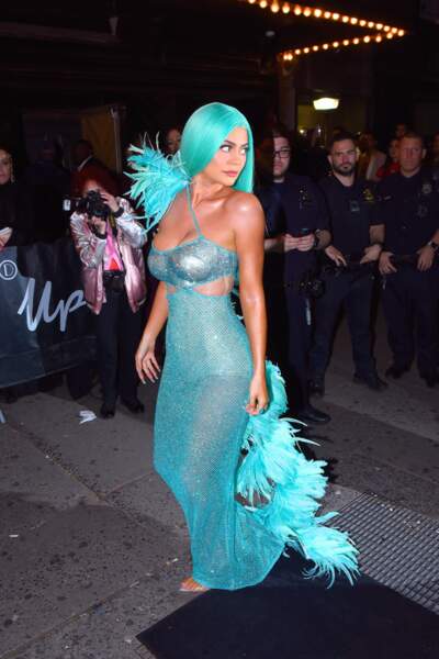 Kylie Jenner porte une perruque bleue 