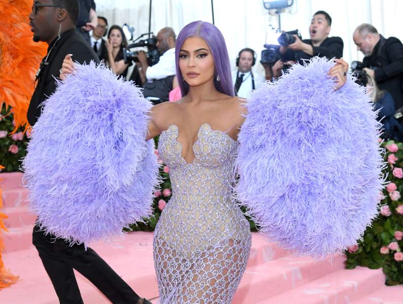 Kylie Jenner s'est dévoilée avec une longue perruque mauve 
