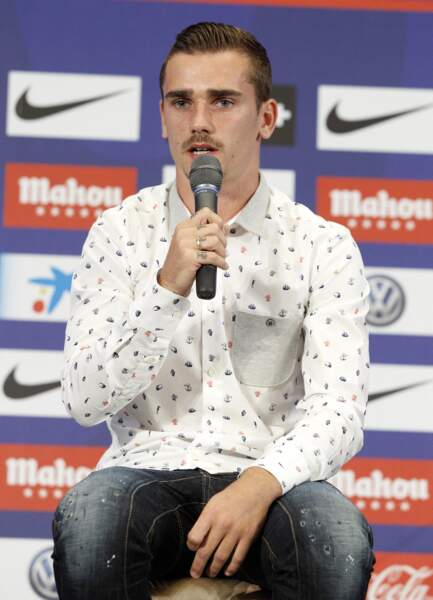 En 2009, à l'âge de 18 ans, Antoine Griezmann signe son premier contrat professionnel et endosse le maillot de l'équipe première de la ville de San Sebastian. 