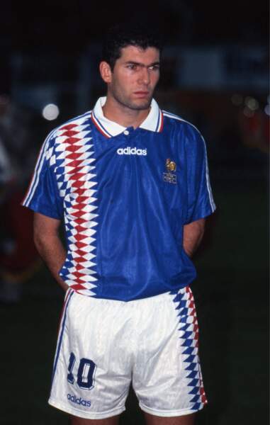 En 1987, il est remarqué par le recruteur de l'A.S Cannes, Jean Varraud. Il intègre le centre durant l'été et fait rapidement ses preuves, ce qui lui permet de disputer son premier match professionnel en mai 1989 face au club du FC Nantes
