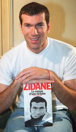 Zinedine Zidane (27 ans) sort son livre Le Roman d'une Victoire en 1999 et va parler de son ouvrage avec Michel Drucker sur le plateau de Vivement Dimanche. Un an avant, en 1998, sa carrière atteint son apogée lorsqu'il remporte avec l'équipe de France la Coupe du monde de football. En décembre de la même année, il reçoit le Ballon d'or