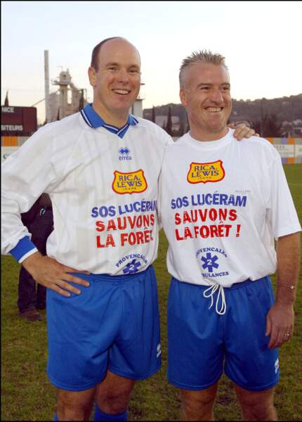 En 2003, Didier Deschamps (35 ans) pose avec Le Prince Albert de Monaco à l'occasion d'un match de charité.