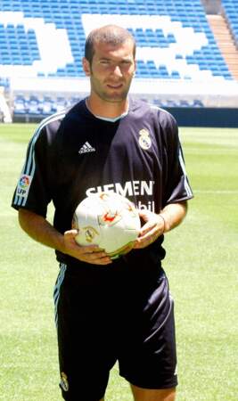 En 2001, le joueur est transféré au Real Madrid. Son transfert, d'environ 75 millions d'euros, devient le plus cher de l'histoire du football. Avec le club espagnol, il remporte la Supercoupe d'Espagne en 2001 et 2003. Sur cette photo prise en 2003, il a 31 ans
