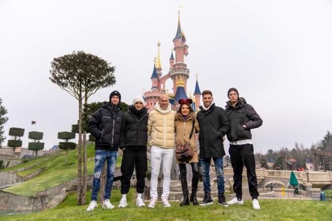Zinedine Zidane (50 ans) et sa femme Véronique passent la journée à Disneyland Paris avec leurs fils Enzo Zidane, Luca Zidane, Elyaz Zidane et Théo Zidane, en mars 2022