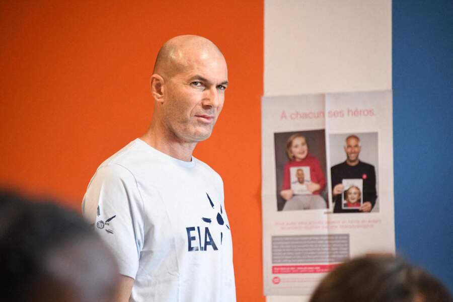 La même année, Zinedine Zidane (50 ans) va devenir grand-père pour la première fois : son fils Enzo et sa compagne mettent au monde un enfant. Sur cette photo prise en 2022, il fait la dictée ELA aux élèves de la 6ème F du collège Henri Barnier à Marseille, le 18 octobre