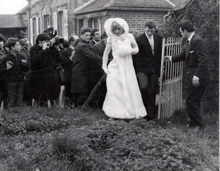En 1965, Sylvie Vartan (21 ans) et Johnny Hallyday tentent de se frayer un chemin parmi la foule pour accéder à l'église de Loconville où a lieu leur mariage