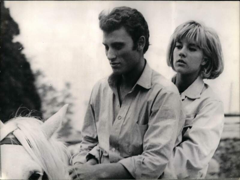 En 1963, Sylvie Vartan a 19 ans lorsqu'elle tourne avec son compagnon Johnny Hallyday le film D'où viens-tu Johnny ?