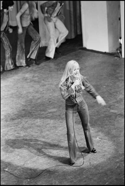 En 1971, Sylvie Vartan (27 ans) chante sur la scène de l'Olympia pour le bonheur de ses fans inquiets après son accident de voiture l'année précédente qui l'amène à une longue convalescence aux Etats-Unis