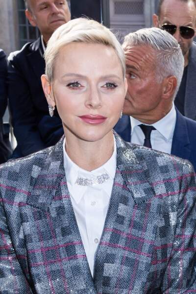 Au front row du défilé Louis Vuitton  en octobre 2022, Charlene de Monaco garde sa pixie cut signature