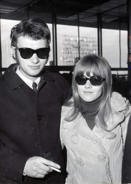 En 1966, les jeunes mariés Sylvie Vartan (22 ans) et Johnny Hallyday prennent un vol pour Téhéran