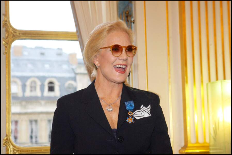 En 2006, Sylvie Vartan (62 ans) reçoit les insignes d'officier dans l'ordre national du mérite au Ministère de la Culture à Paris